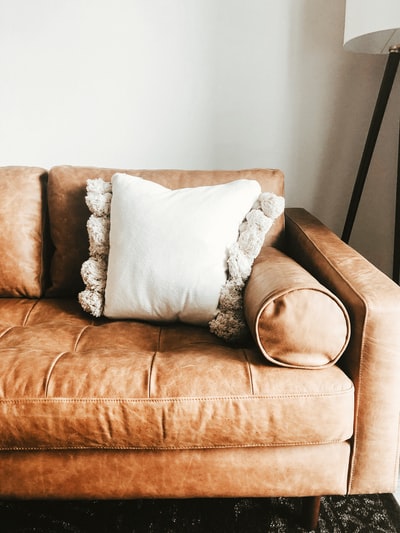 棕色木框白色花垫扶手椅